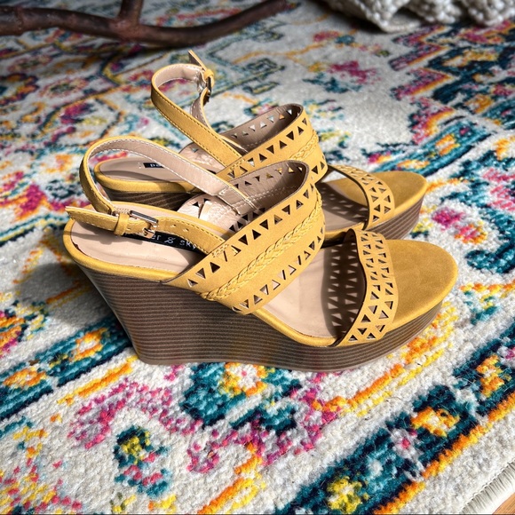 3/$30 🌻 Parker & Sky Mustard Yellow Laser Cut Wedges / Sandals, Size 6 - Picture 6 of 9